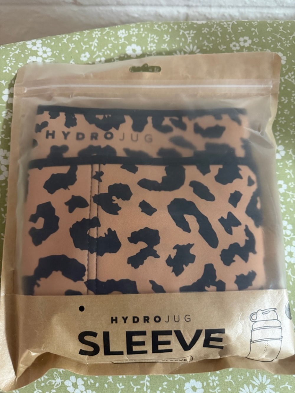 Hydrojug sleeve 73oz Cheetah Print Nee in Package